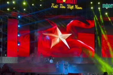 Bức Tường cháy hết mình với giai điệu rock cách mạng