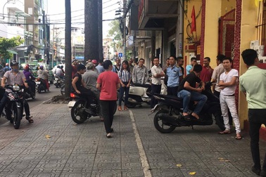 Võ sư Flores không xuất hiện, người hiếu kỳ vẫn tập trung khá đông tại Nam Huỳnh Đạo