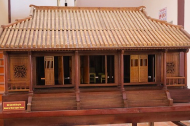 Du khách trầm trồ trước ngôi nhà gỗ ba gian "tí hon" tại làng mộc Kim Bồng