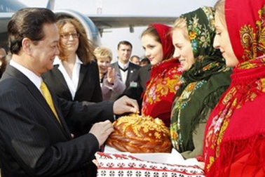 Thủ tướng bắt đầu chuyến thăm chính thức Ukraine