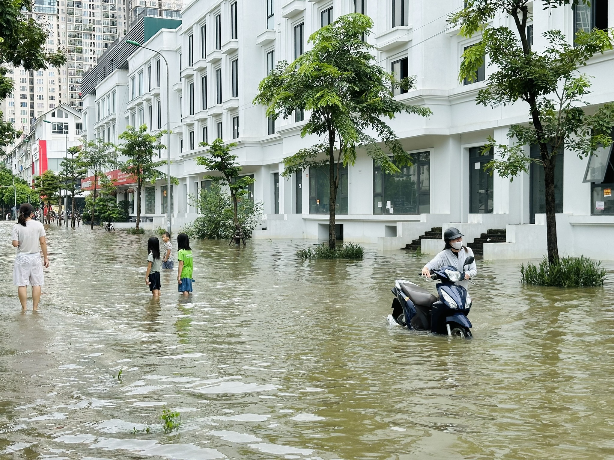 View - Hình ảnh hầm nhà liền kề, biệt thự triệu đô ngập trong nước sau mưa lớn | Báo Dân trí