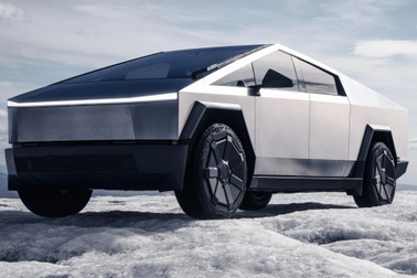 Chiếc Cybertruck mới mua được 3 ngày đã chảy dầu, Tesla cần 1 tháng để sửa