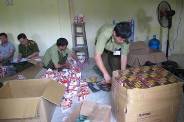 Sữa ong chúa, vi cá mập để cùng... bao cao su, thuốc bôi trơn