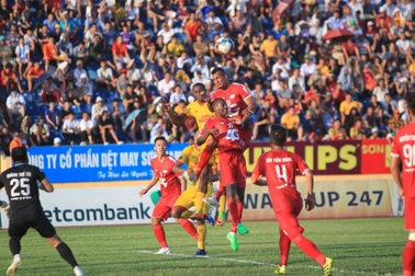 CLB Nam Định đánh bại Viettel tại Thiên Trường