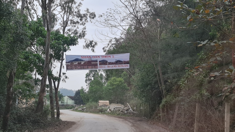 Ngay trên con đường liên thôn, bà con nhân dân xóm 5, xã Quỳnh Mỹ, huyện Quỳnh Lưu treo băng rôn phản đối nhà máy sản xuất phân bón gây ô nhiễm môi trường. Ngay trên con đường liên thôn, bà con nhân dân xóm 5, xã Quỳnh Mỹ, huyện Quỳnh Lưu treo băng rôn phản đối nhà máy sản xuất phân bón gây ô nhiễm môi trường.