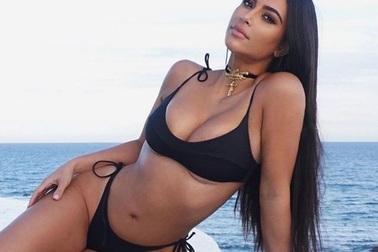 Kim Kardashian mặc váy gợi cảm in hình... chính mình