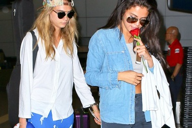 Selena Gomez quấn quýt không rời bạn gái thân