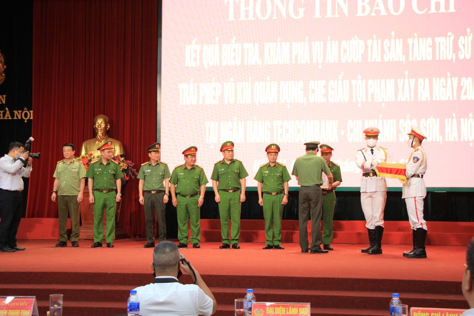 Hà Nội: Biểu dương, khen thưởng công an phá ba chuyên án lớn - 3 Hà Nội: Biểu dương, khen thưởng công an phá ba chuyên án lớn - 3