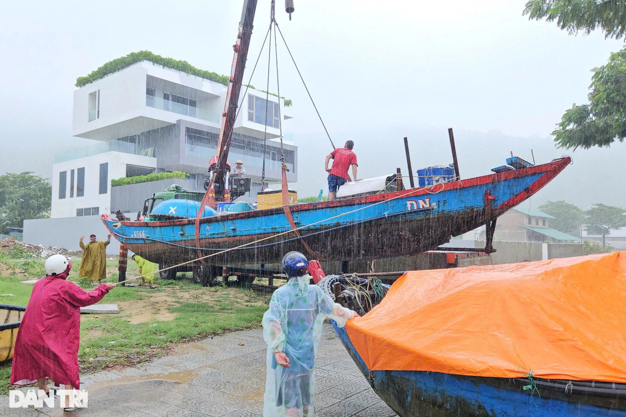 Áp thấp chưa vào, nhiều nơi ở miền Trung mưa trắng trời - 3