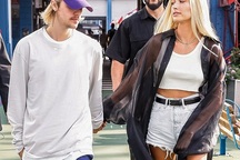 Hailey Baldwin khoe chân dài miên man bên Justin Bieber