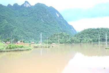 Bộ đội giúp nhà trường dọn dẹp bùn đất sau lũ