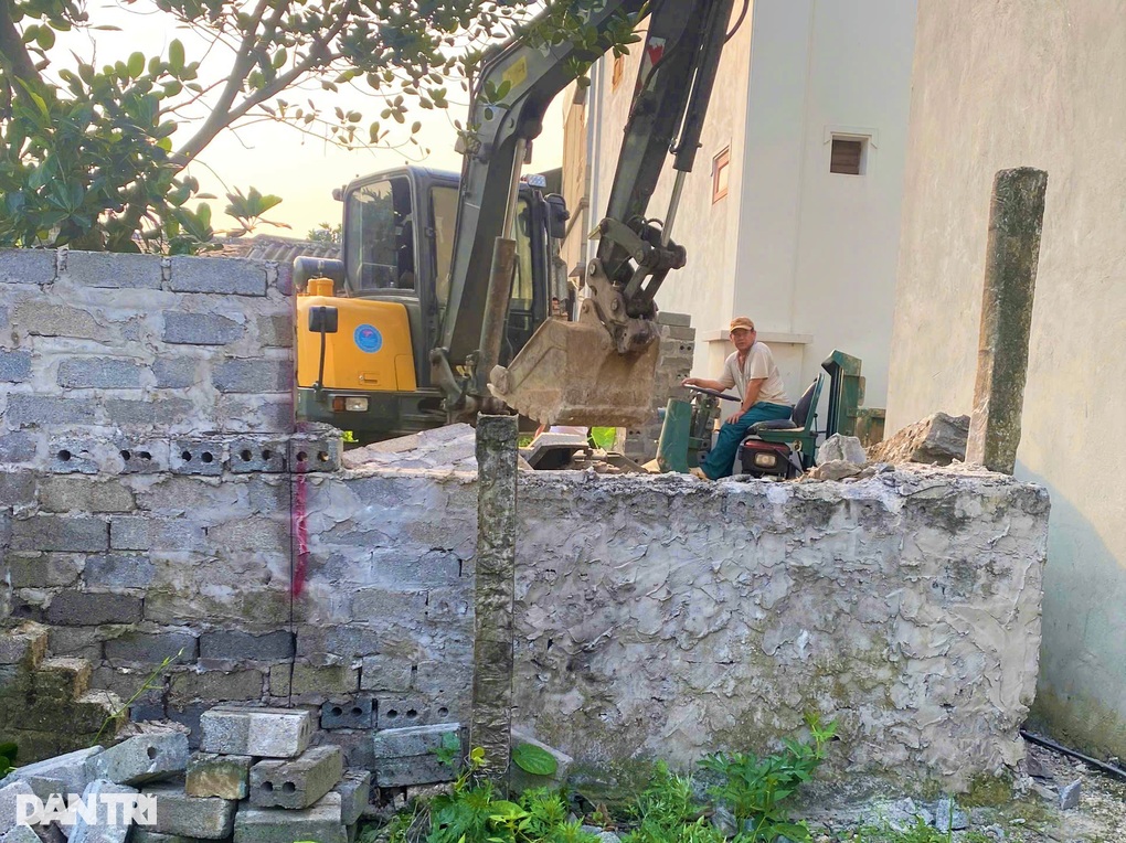Chính thức tháo dỡ tường rào, mở lối đi cho gia đình cựu binh 90 tuổi - 1 Chính thức tháo dỡ tường rào, mở lối đi cho gia đình cựu binh 90 tuổi - 1