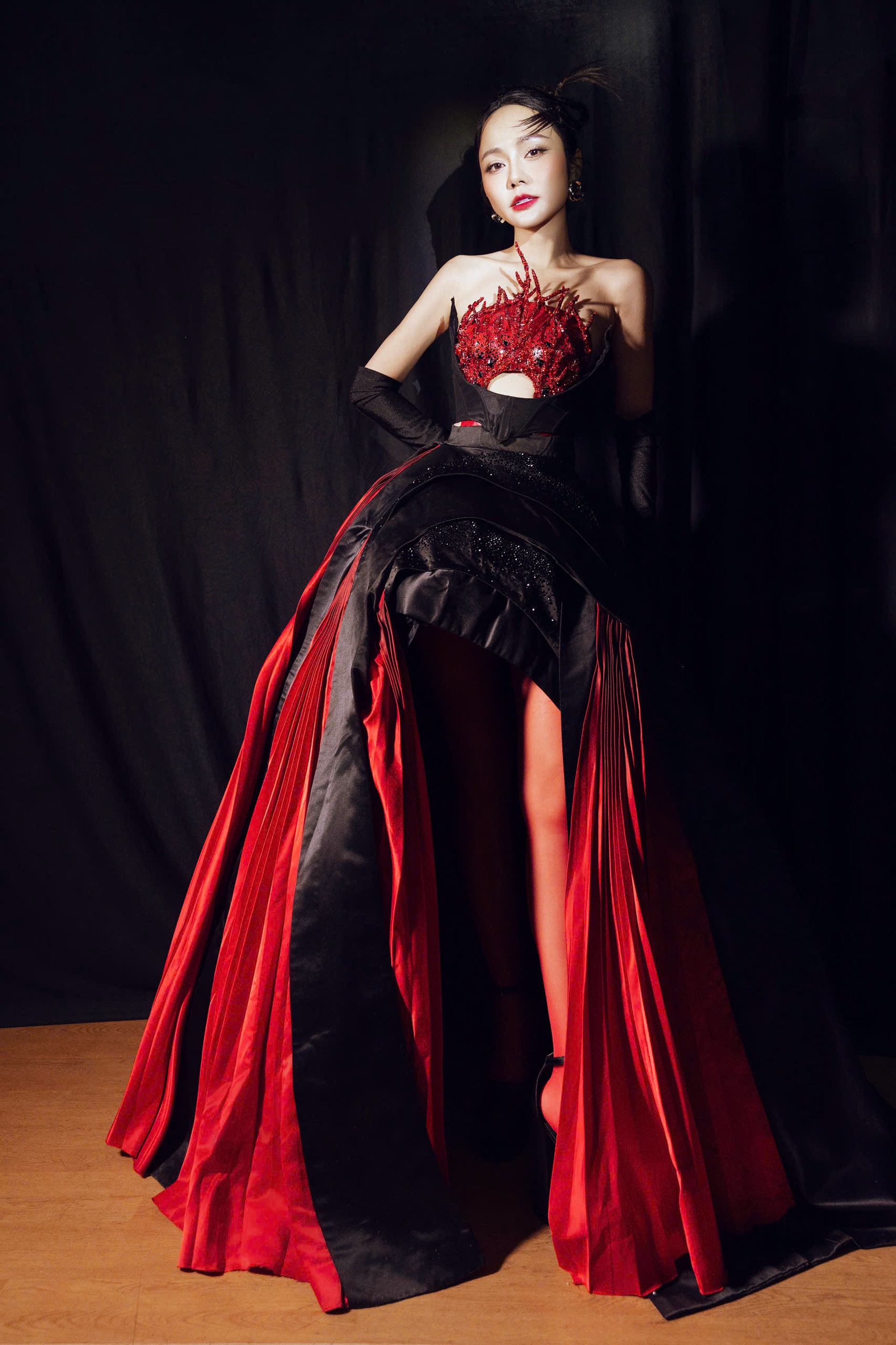 ពិធីករស្រីពីរភាសាដែលមានរូបរាងដូចតារាម៉ូដែលឈរលើវិថីសិល្បៈ - ៤ Nữ MC song ngữ có vóc dáng như người mẫu nổi bật trên sàn thời trang - 4