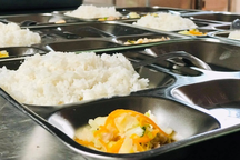 Phụ huynh bật khóc và những tủi hờn từ bữa ăn bán trú của học sinh