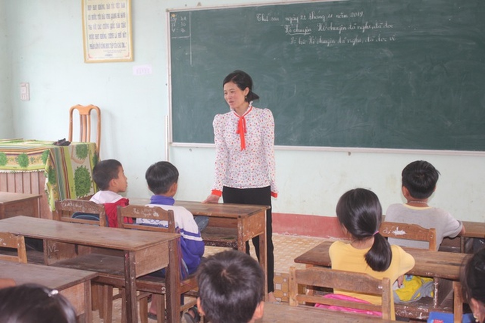 Cô giáo bị mất cánh tay trong lần băng rừng gieo chữ được bạn đọc giúp đỡ hơn 40 triệu đồng - 2 Cô giáo bị mất cánh tay trong lần băng rừng gieo chữ được bạn đọc giúp đỡ hơn 40 triệu đồng - 2