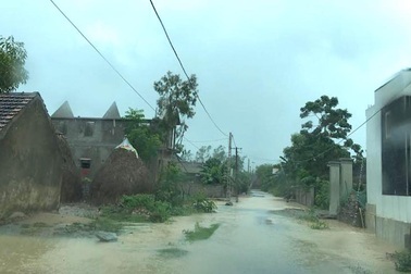 Trường học ngập, đường vào xã bị ách tắc, chia cắt