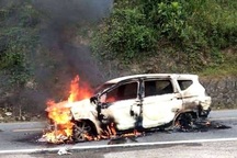 Ô tô bốc cháy sau tiếng nổ, 2 người trên xe tử vong