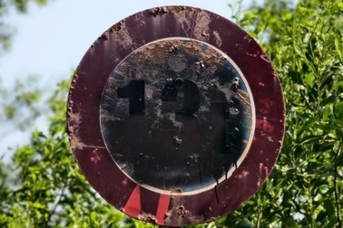 Khắc phục loạt biển báo tải trọng bị sơn đen bất thường ở Gia Lai