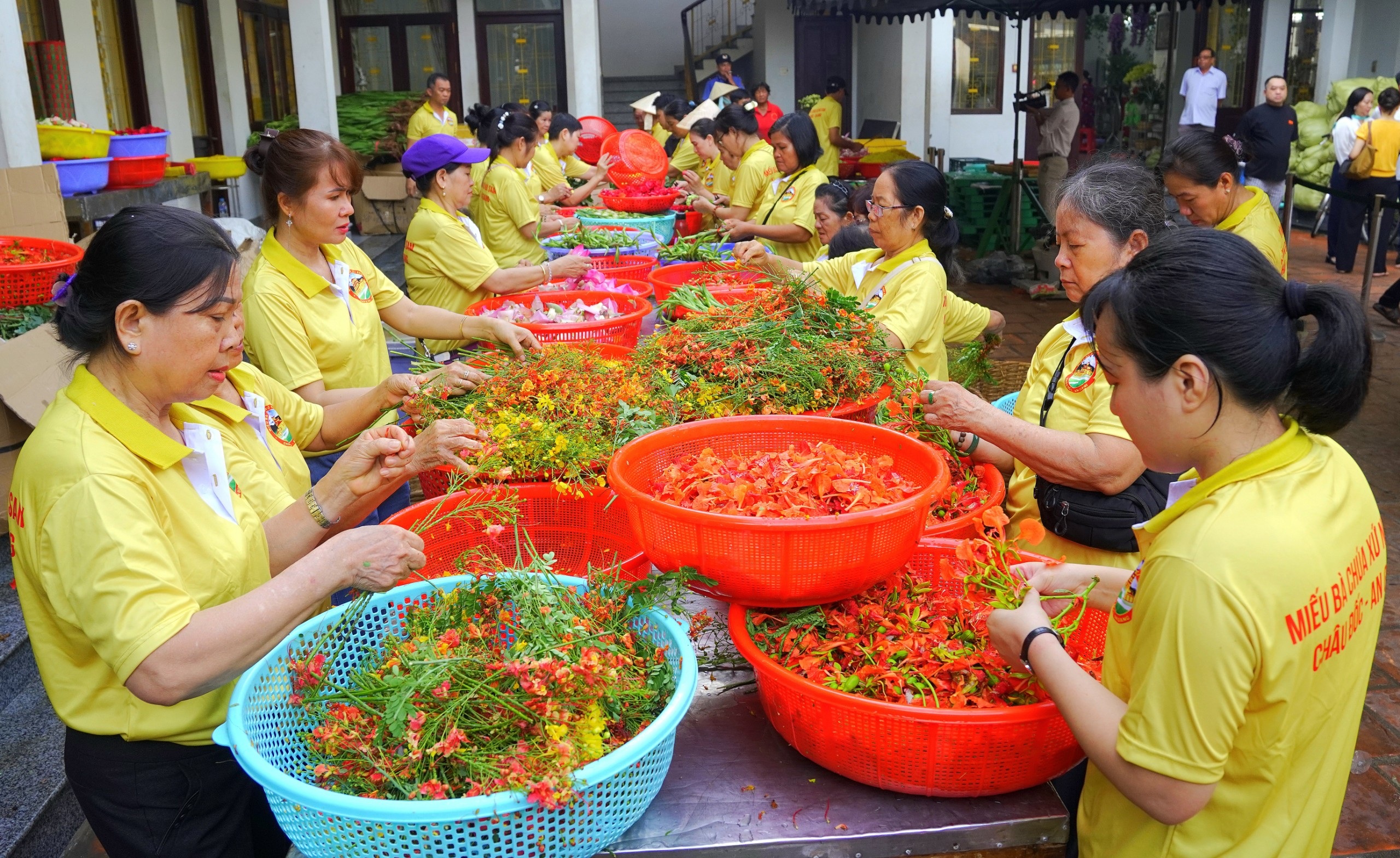 Nước tắm tượng Bà Chúa Xứ núi Sam được nấu từ bao nhiêu loài hoa? - 2