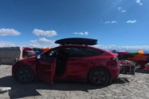 Cõng thêm máy phát, chiếc xe điện Tesla biến thành ô tô hybrid