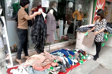 Cả năm đói kém, săn hàng tồn kho làm quà Tết