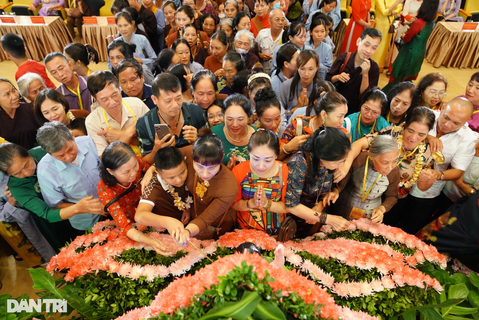 Nghi thức tắm Phật trong đại lễ Phật đản ở ngôi chùa lớn nhất Việt Nam - 8 Nghi thức tắm Phật trong đại lễ Phật đản ở ngôi chùa lớn nhất Việt Nam - 8
