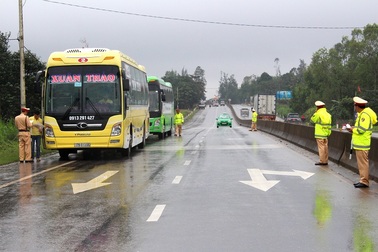 Một ngày xử lý 72 xe khách vi phạm