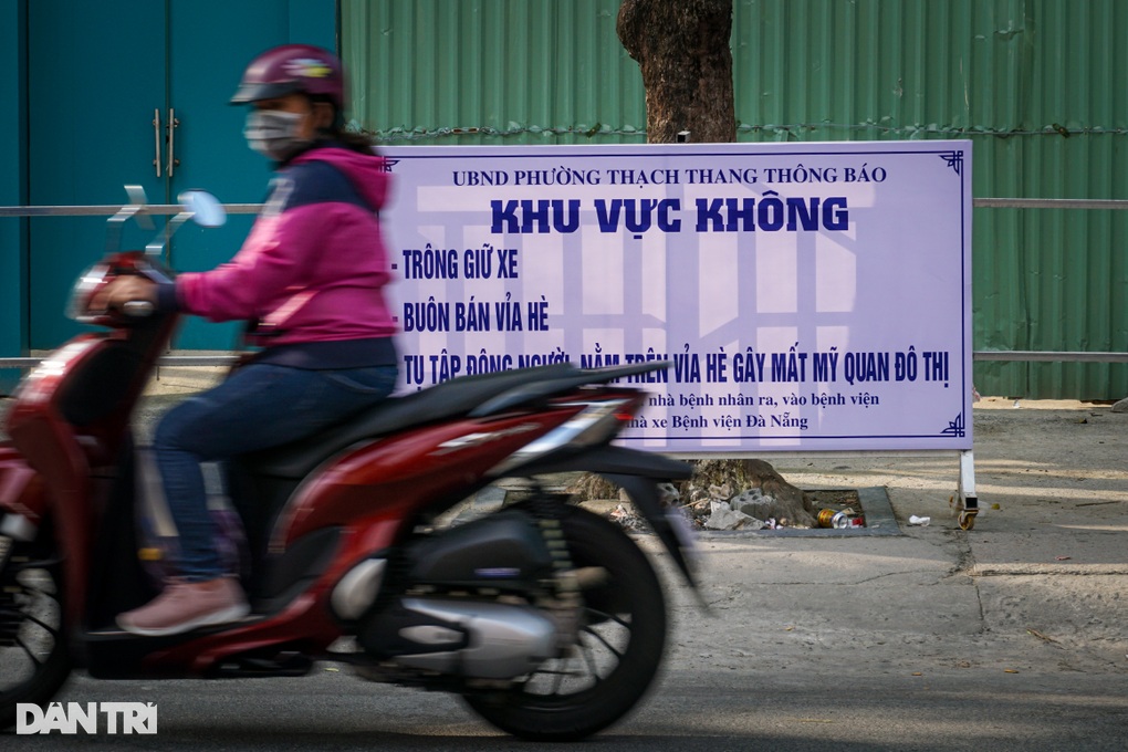 Lấy lại vỉa hè bị chiếm dụng xung quanh Bệnh viện Đà Nẵng - 1 Lấy lại vỉa hè bị chiếm dụng xung quanh Bệnh viện Đà Nẵng - 1
