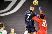 C.Ronaldo trở thành cây săn bàn số 1: Hãy cứ là đại bàng sải cánh!