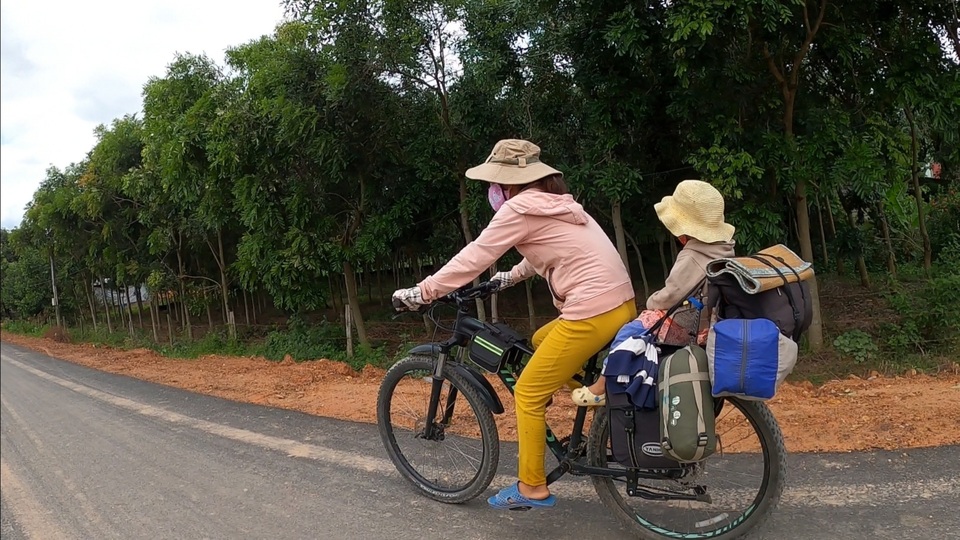 Cặp vợ chồng bán nhà, đưa gia đình đi phượt bằng xe đạp - 2 Cặp vợ chồng bán nhà, đưa gia đình đi phượt bằng xe đạp - 2