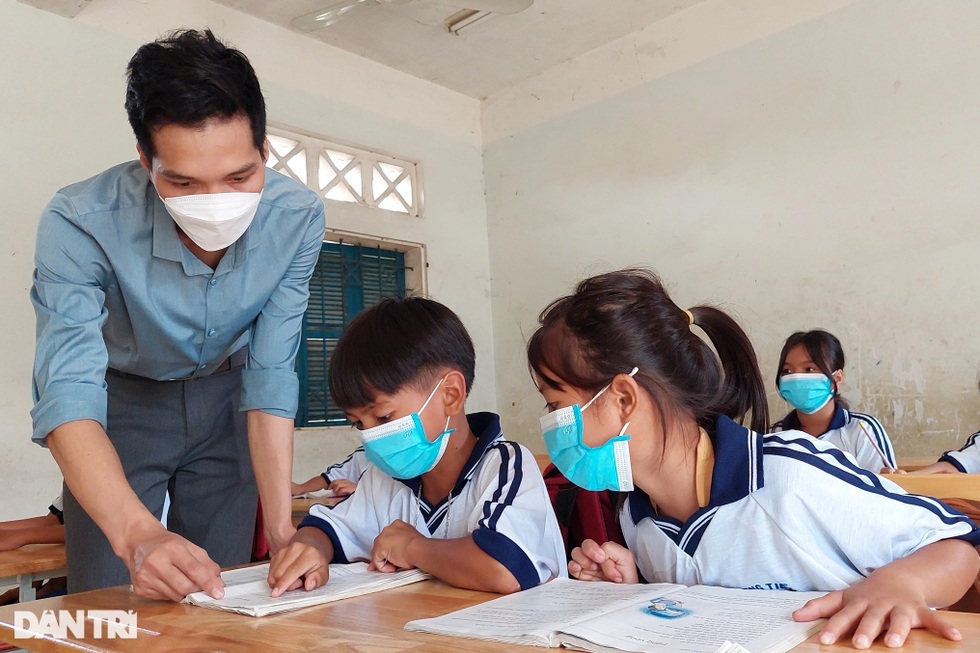 Thầy cô gieo chữ ở ngôi làng biệt lập: 30 năm chưa được nhận hoa ngày 20-11 - 6 Thầy cô gieo chữ ở ngôi làng biệt lập: 30 năm chưa được nhận hoa ngày 20-11 - 6