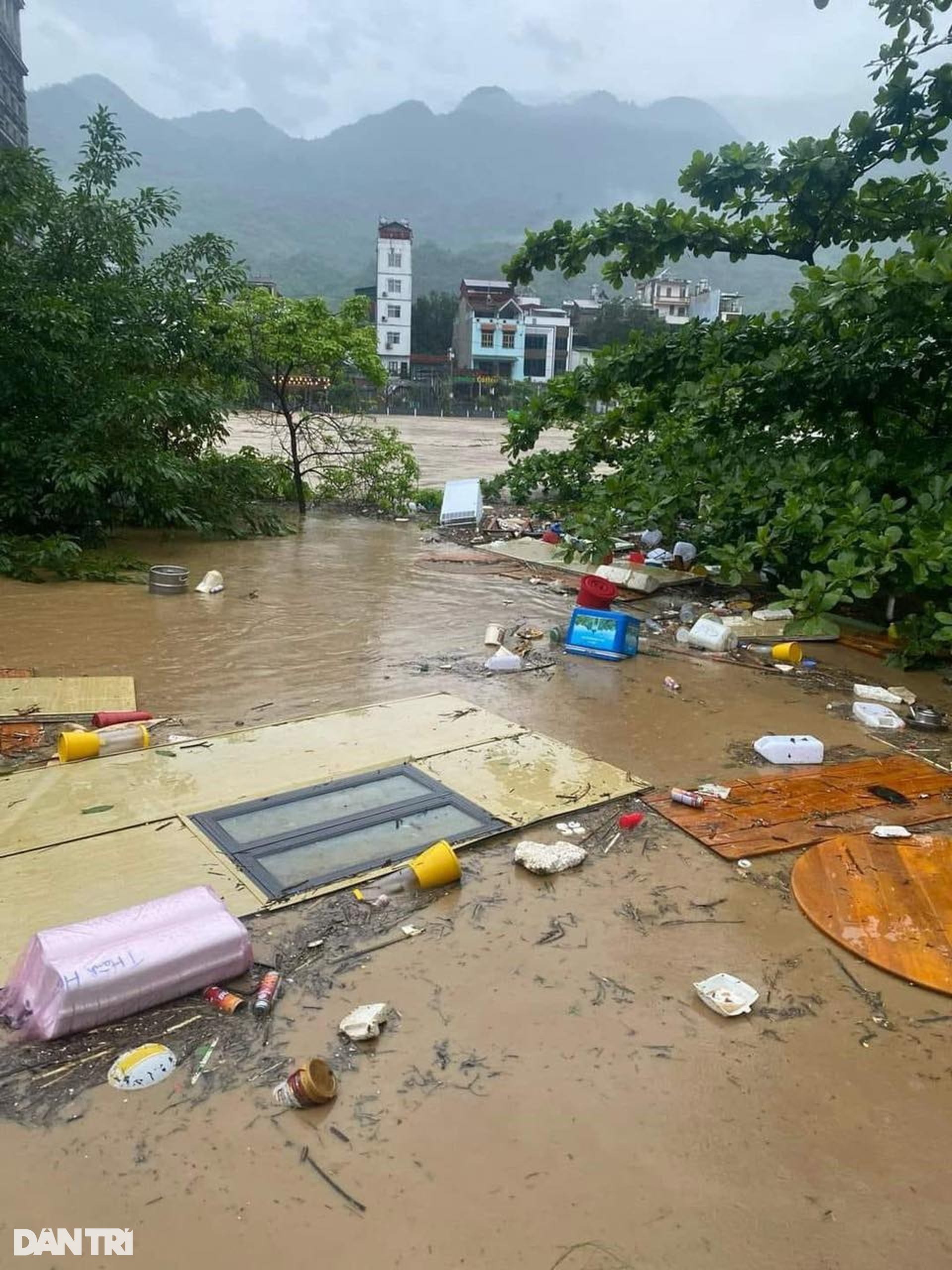 Ô tô mắc kẹt trên phố, nhà cửa ngập trong biển nước ở TP Hà Giang  - 7