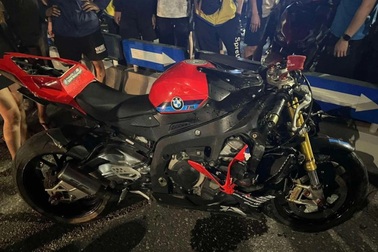 Xe phân khối lớn nẹt pô, người xung quanh ai cũng bức xúc, tránh né