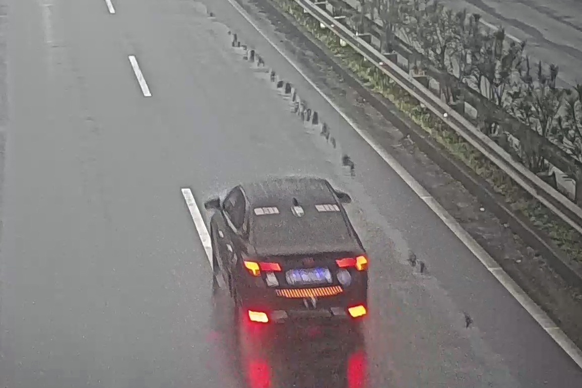 Nhái xe biển xanh, bật đèn báo khẩn cấp đi ngược chiều 15 km trên cao tốc - 1 Nhái xe biển xanh, bật đèn báo khẩn cấp đi ngược chiều 15 km trên cao tốc - 1