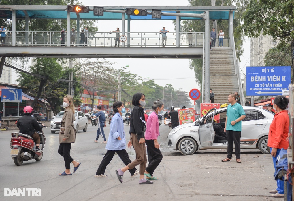 Người đi bộ phớt lờ cầu bộ hành, ngang nhiên băng qua đường ở Hà Nội - 1 Người đi bộ phớt lờ cầu bộ hành, ngang nhiên băng qua đường ở Hà Nội - 1