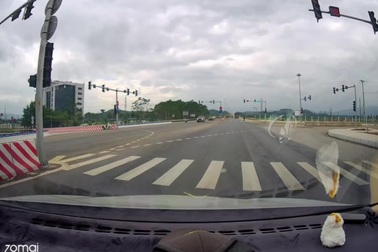 Ô tô dừng đột ngột trước đèn xanh, tài xế xe sau né "bằng cả tính mạng"