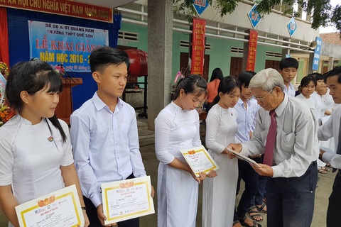 Trao 50 suất học bổng đến học sinh vượt khó trong ngày khai giảng