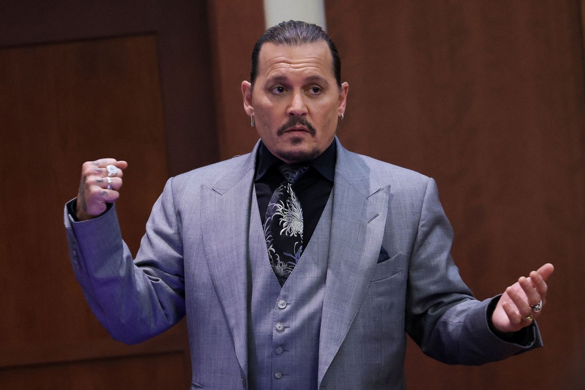 Thừa nhận là nạn nhân của bạo hành gia đình, Johnny Depp được ủng hộ - 3 Thừa nhận là nạn nhân của bạo hành gia đình, Johnny Depp được ủng hộ - 3