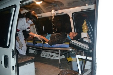 Hàng chục người cùng nâng xe tải cứu người bị nạn