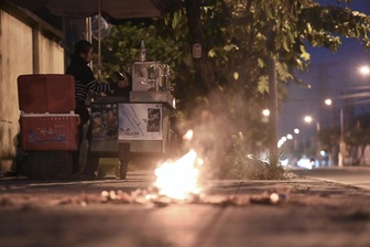 Người dân TPHCM đốt lửa sưởi ấm khi nhiệt độ xuống 19 độ C