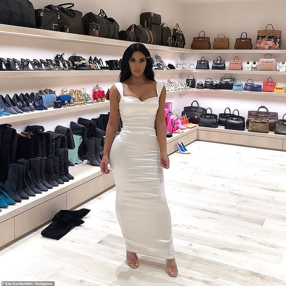 Kim Kardashian hé lộ biệt thự tối giản - 14 Kim Kardashian hé lộ biệt thự tối giản - 14