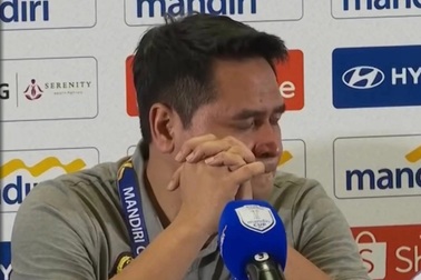 HLV U23 Malaysia khóc rưng rức, tuyên bố bất ngờ khi đội nhà bị loại