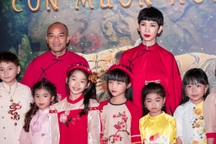 Vợ chồng Xuân Lan cùng dàn mẫu nhí chúc mừng phim Trạng Tí