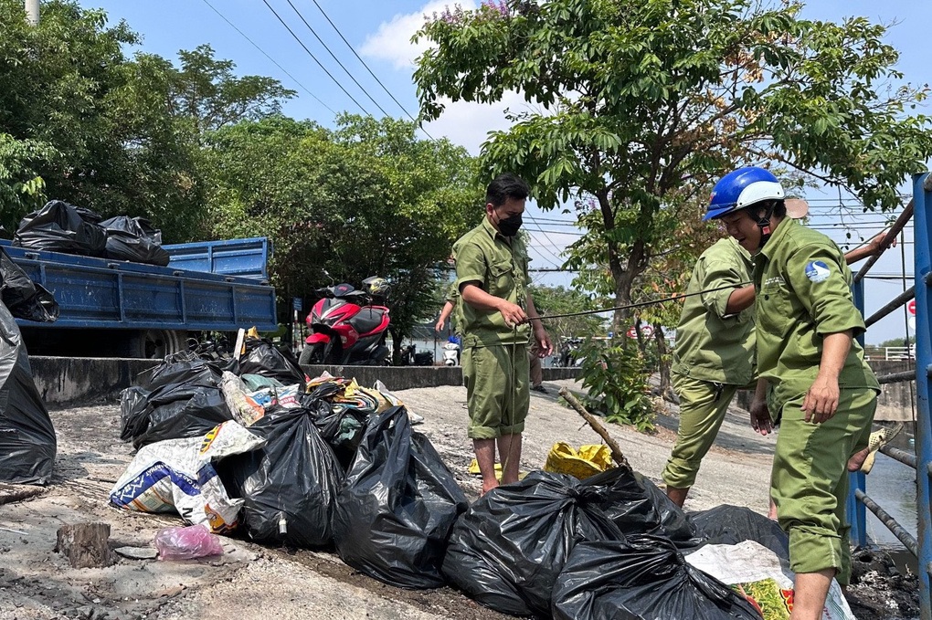 Những chàng trai tự nguyện bơi vào kênh ô nhiễm để gom rác ngày cận Tết - 13 Những chàng trai tự nguyện bơi vào kênh ô nhiễm để gom rác ngày cận Tết - 13