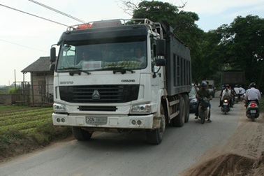 Dân “cấm” xe tải chạy trên Quốc lộ 70