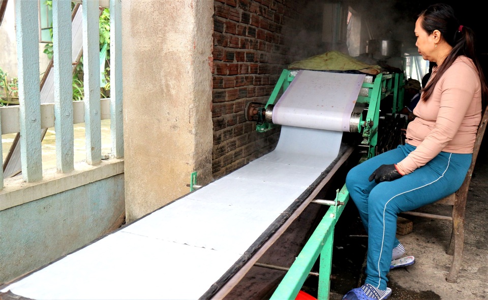 Làng nghề bánh tráng vào Tết: Đỏ lửa ngày đêm vẫn không kịp bán - 5 Làng nghề bánh tráng vào Tết: Đỏ lửa ngày đêm vẫn không kịp bán - 5
