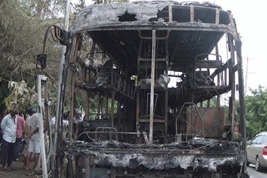 Xe khách giường nằm đang chạy, bốc cháy trơ khung