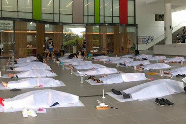 Trường đại học cho sinh viên... đắp khăn tang để trải nghiệm cái chết