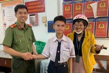 Người mẹ vui mừng tìm được con trai đi lạc ở phường Sài Gòn