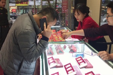 Không khí mua vàng trước ngày Lễ Thần tài